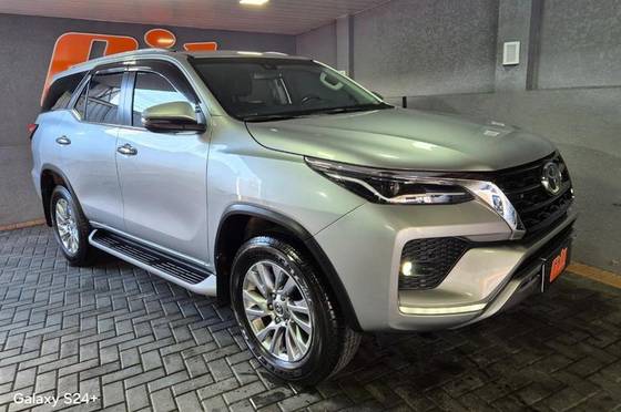 TOYOTA HILUX SW4 2.8 D-4D TURBO DIESEL SRX 7L 4X4 AUTOMÁTICO TOYOTA HILUX SW4 2.8 D-4D TURBO DIESEL SRX 7L 4X4 AUTOMÁTICO